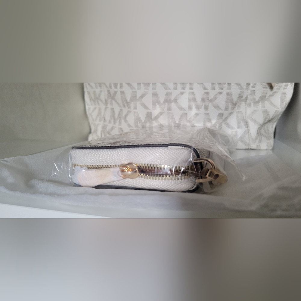 Michael Kors Beige and Gold Wallet - Picture 3 of 8